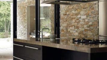Keukenwand en buitenbinnen voorzien van Puzzle steenpaneel Oranje Kwartsiet.